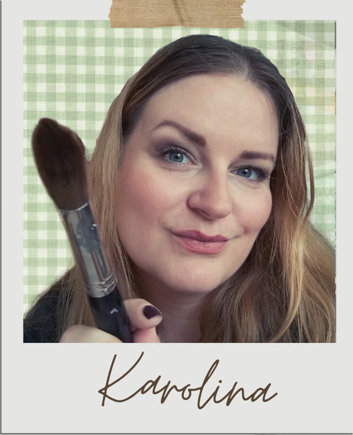 Karolina hält einen Aquarellpinsel in die Kamera